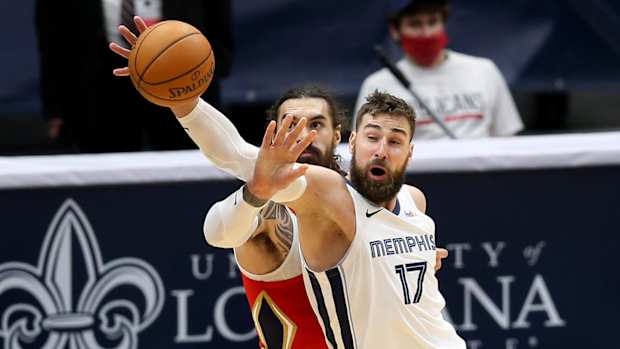 Steven Adams and Jonas Valančiūnas